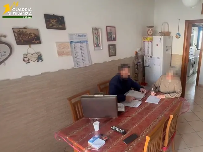 La firma di un contratto da parte di un'anziana nelle immagini diffuse dalla Finanza