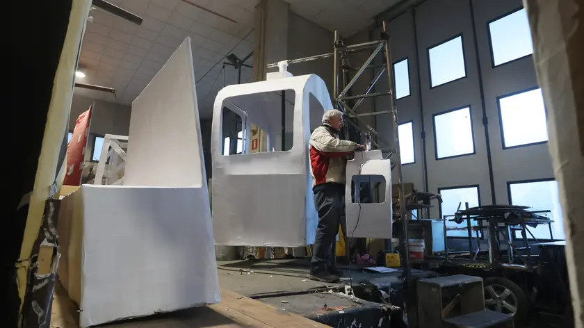 I preparativi del Carnevale nel capannone Alto Adriatico (Lasorte)