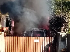 L'auto in fiamme a Grado