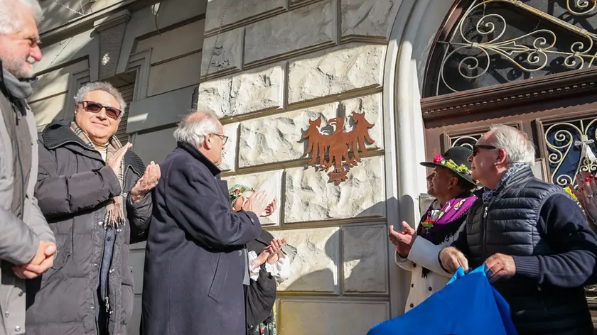 Il simbolo del Friuli sulla facciata dell’ex sede del municipio di Lucinico foto Tibaldi