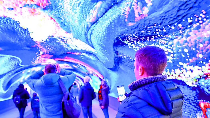 La Digital art gallery (Dag) con i tanti visitatori che al suo interno non esitano a scattare fotografie e realizzare. Foto Daniele Tibaldi