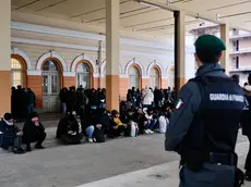Le operazioni di trasferimento di richiedenti asilo attualmente accampati negli spazi dell’antico scalo (Foto Silvano)