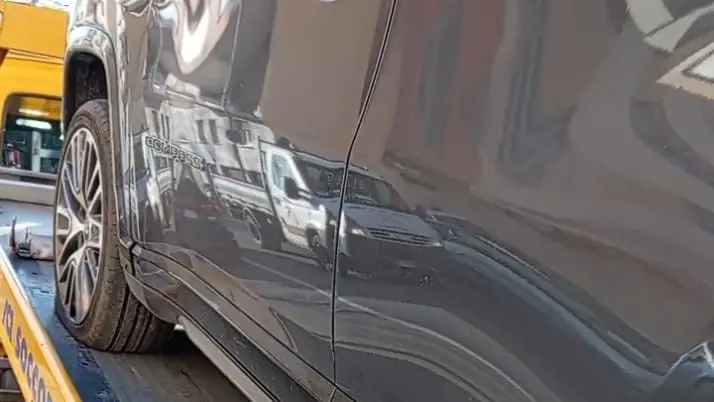 L’auto con le gomme tagliate sul carro attrezzi foto Lasorte