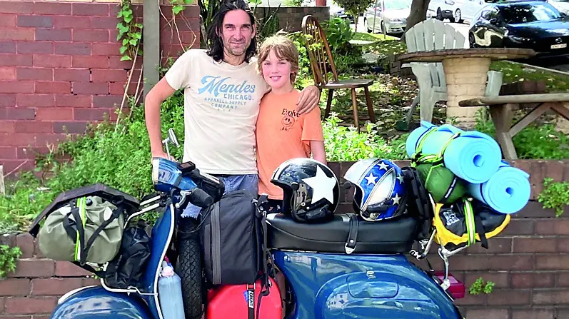 Mario Gabrieli, triestino, da vent’anni trasferito in Australia, con il figlio Leonardo e la Vespa