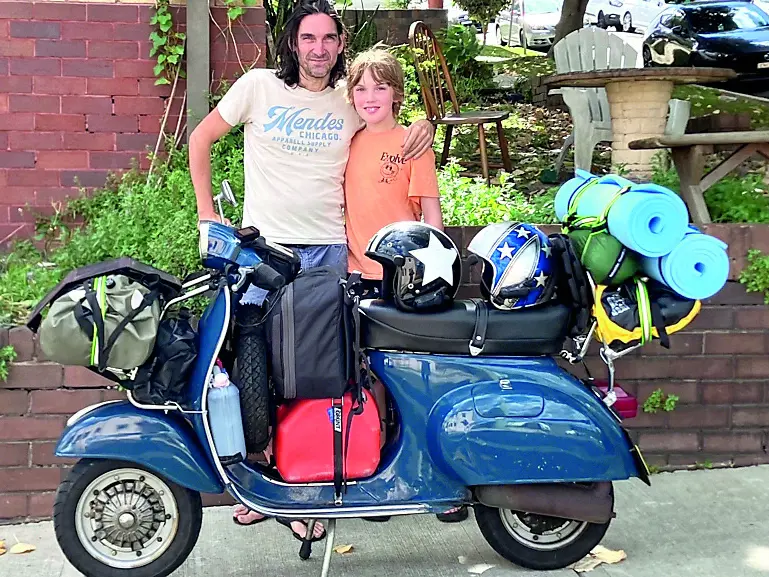 Mario Gabrieli, triestino, da vent’anni trasferito in Australia, con il figlio Leonardo e la Vespa