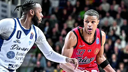 Il biancorosso Jahmi'us Ramsey marcato da Jacob Pullen (foto Ciamillo / Lasorte)