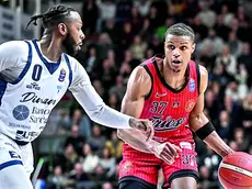 Il biancorosso Jahmi'us Ramsey marcato da Jacob Pullen (foto Ciamillo / Lasorte)