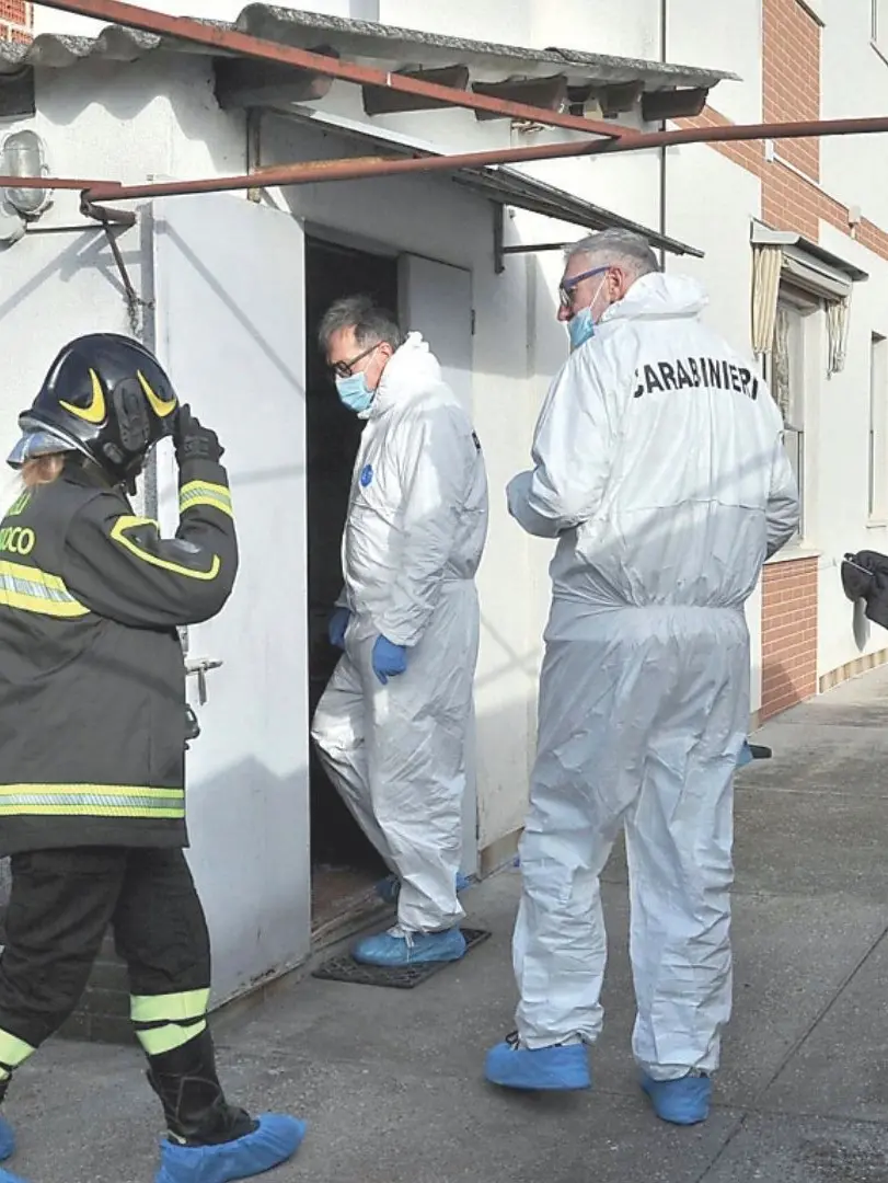 Luigi Codotto e Luigia Rossi, a destra i carabinieri del reparto scientifico nella villetta a Latisana