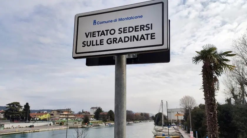 Il cartello con il divieto di sedersi spuntato a Monfalcone