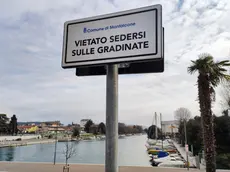 Il cartello con il divieto di sedersi spuntato a Monfalcone