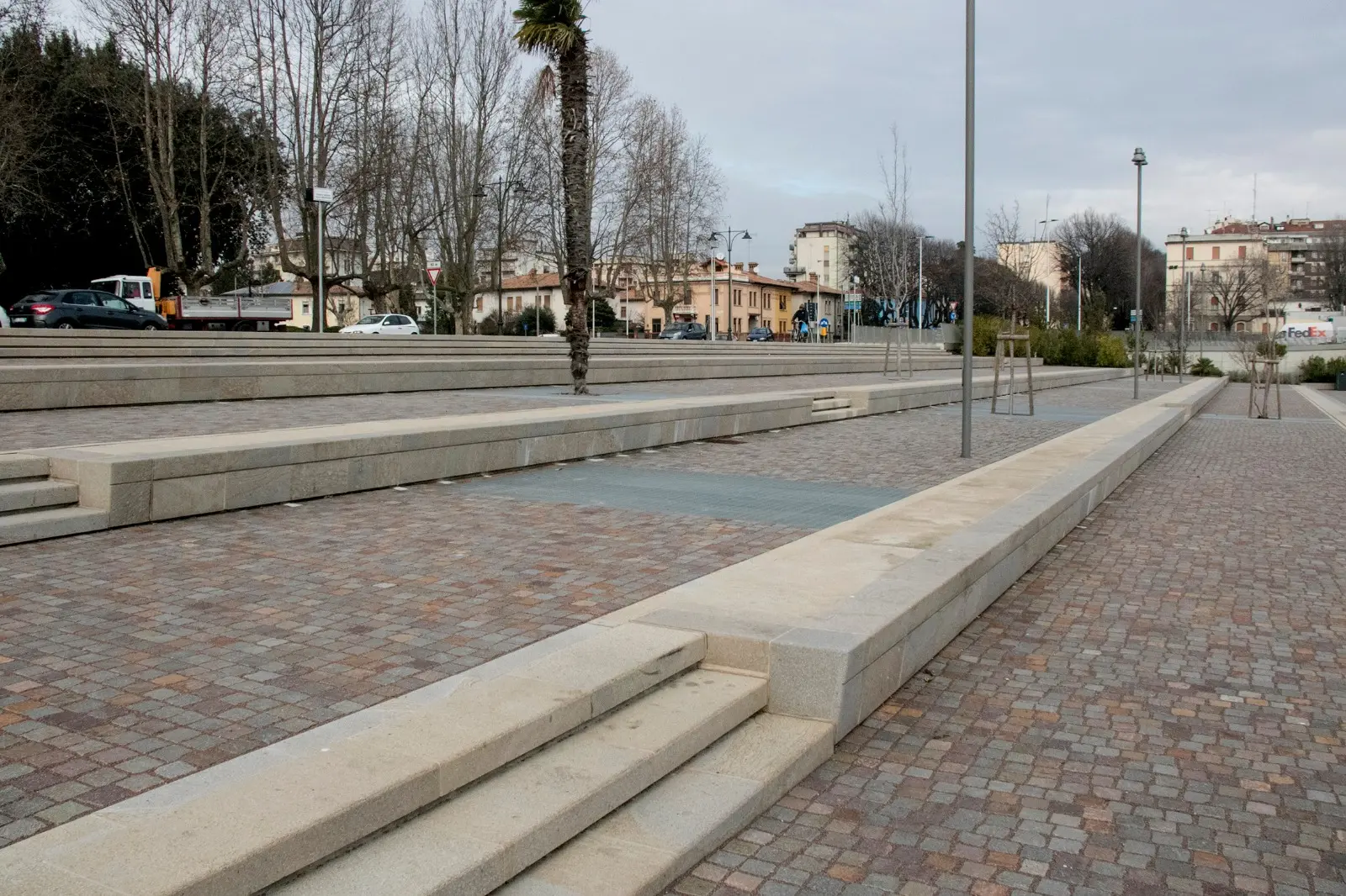 Le gradinate a Monfalcone dove è stato disposto il divieto di sedersi