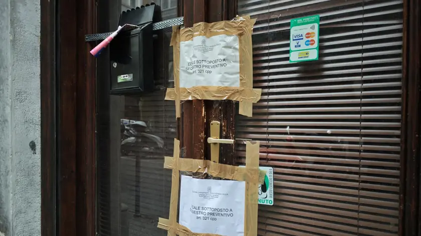 Il centro massaggi posto sotto sequestro. Foto Lasorte