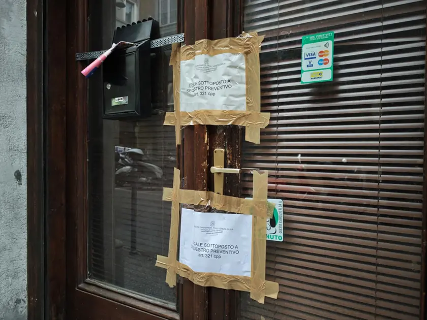 Il centro massaggi posto sotto sequestro. Foto Lasorte