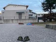 La donna è stata ritrovata a terra, ferita, in un parcheggio a Pordenone