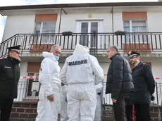 Gli inquirenti davanti alla casa dove sono stati rinvenuti i corpi di Luigino e di Luigia