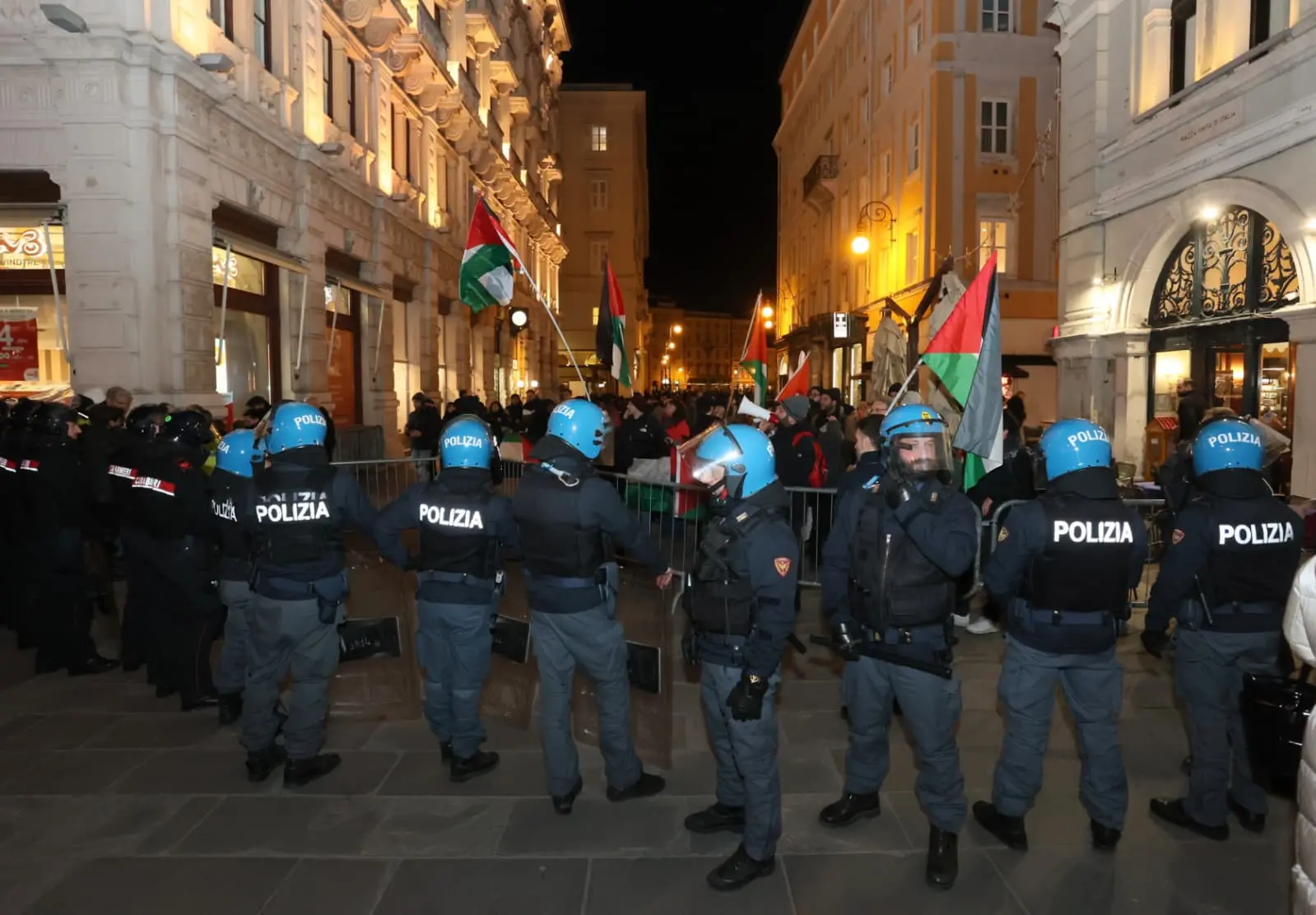 Bandiere palestiesi in Capo di Piazza a Trieste. Foto Lasorte
