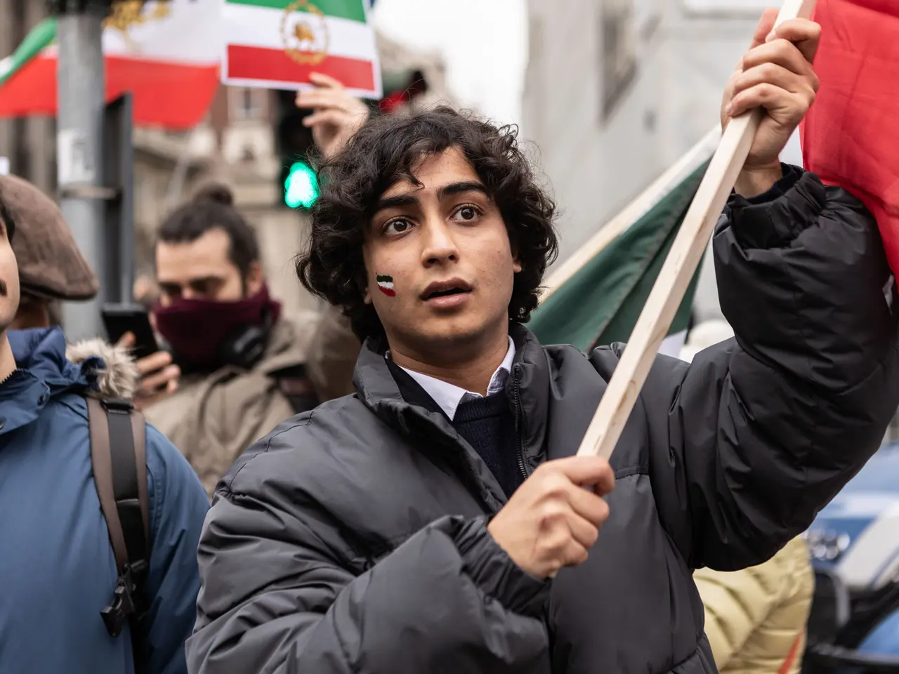 Un giovane iraniano a una manifestazione di protesta contro il regime degli ayatollah (foto Agf)