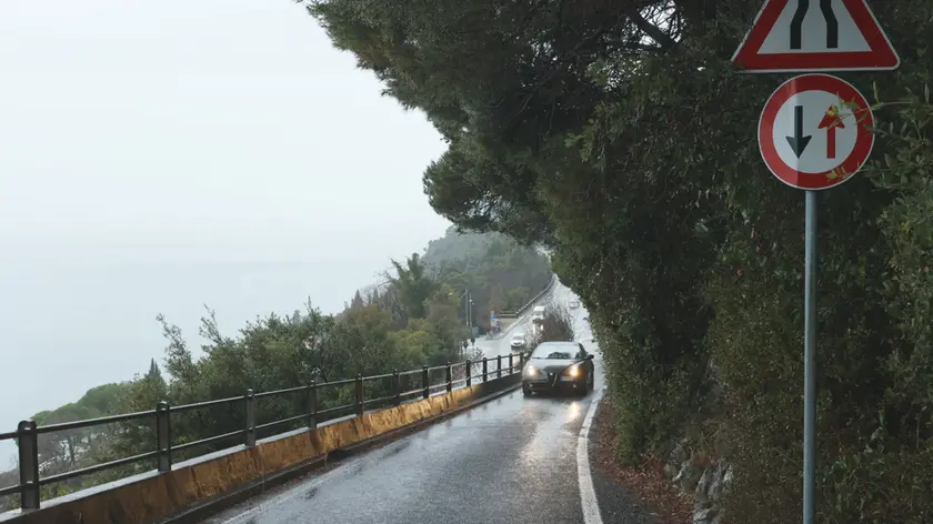 La strada che dalla Costiera sale a Santa Croce rimarrà chiusa fino a metà marzo per lavori Foto Lasorte