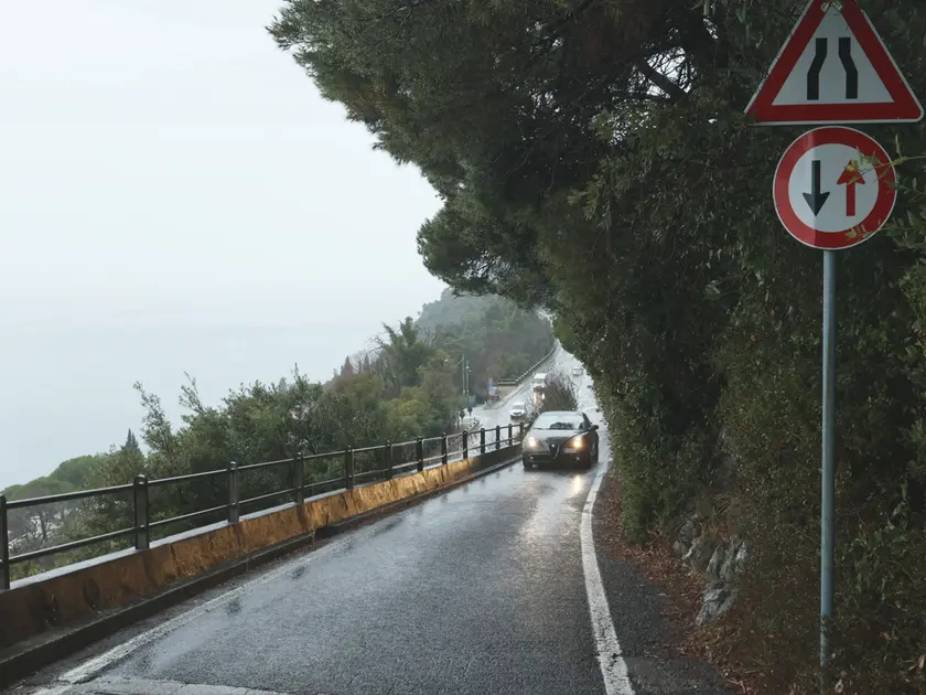 La strada che dalla Costiera sale a Santa Croce rimarrà chiusa fino a metà marzo per lavori Foto Lasorte