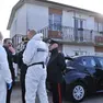 Gli investigatori in via Casette, a Pertegada di Latisana, davanti all’abitazione teatro del delitto (Pertrussi)