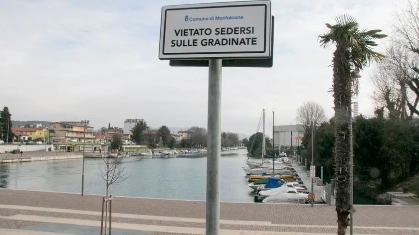 Il cartello apparso sulle gradinate a Monfalcone (Bonaventura)