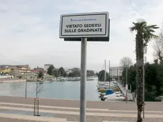 Il cartello apparso sulle gradinate a Monfalcone (Bonaventura)