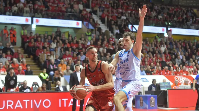 Uthoff in azione contro sassari (Bruni)