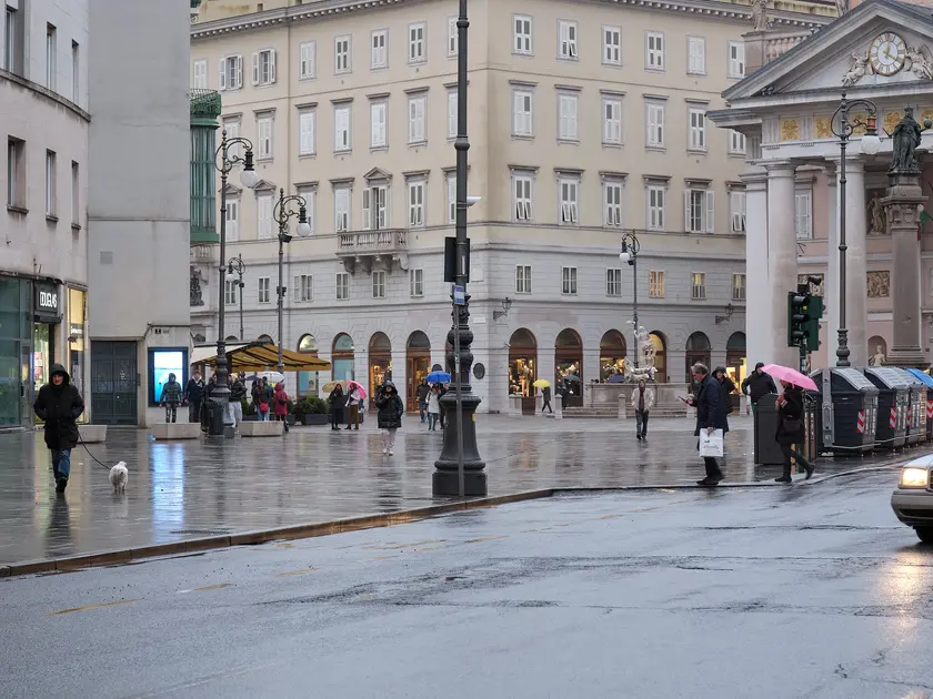 La zona di piazza della Borsa teatro della tentata aggressione (foto Silvano)