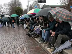 Un momento del sit-in pacifico di protesta sulla scalinata (Katia Bonaventura)