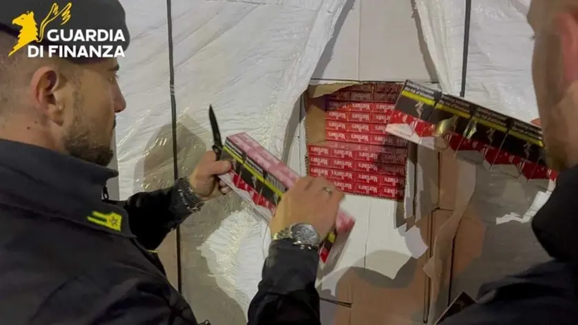 Maxi sequestro di sigarette di contrabbando a Padova