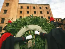 Carabinieri in alta uniforme depongono una corona d'alloro alla Risiera di San Sabba, campo di prigionia nazista durante la seconda guerra mondiale