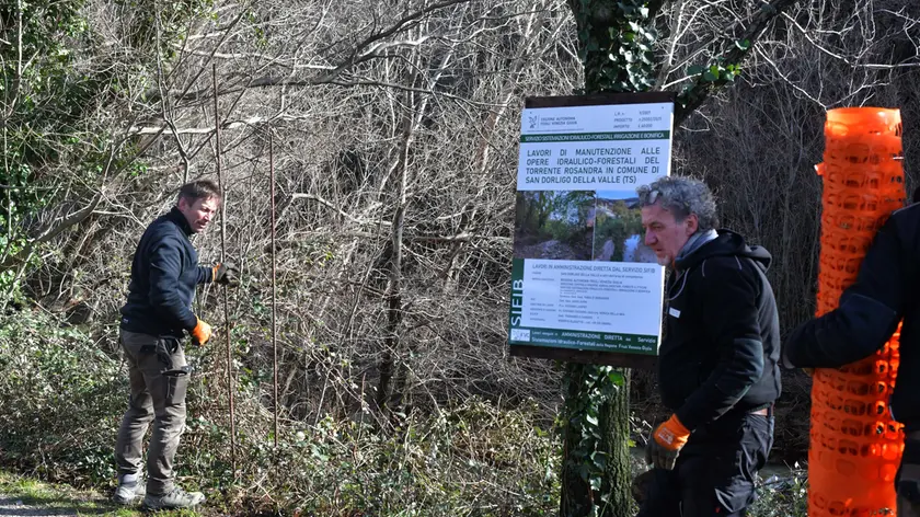 L'avvio dei lavori per la messa in sicurezza dell'alveo del torrente Rosandra. Foto Bruni