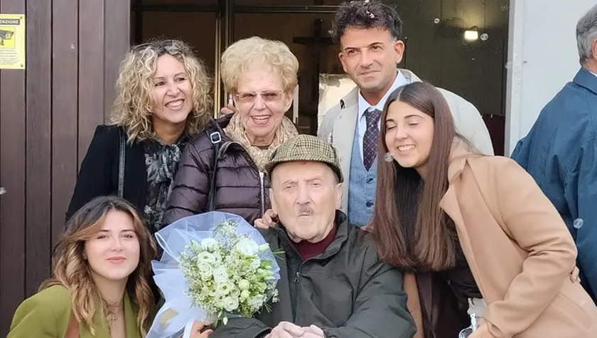Altan in una foto recente attorniato dall’affetto della famiglia