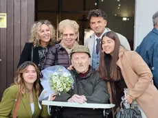 Altan in una foto recente attorniato dall’affetto della famiglia