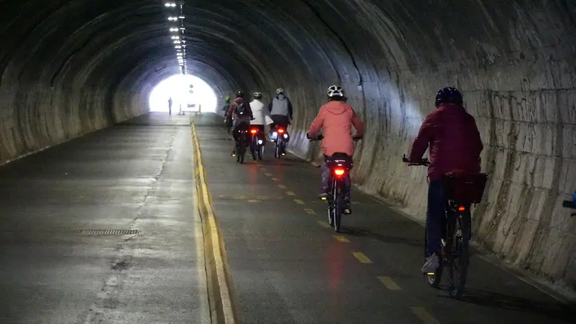 Ciclisti in Galleria Bombi, prima della ristrutturazione