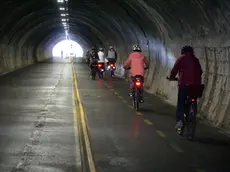 Ciclisti in Galleria Bombi, prima della ristrutturazione