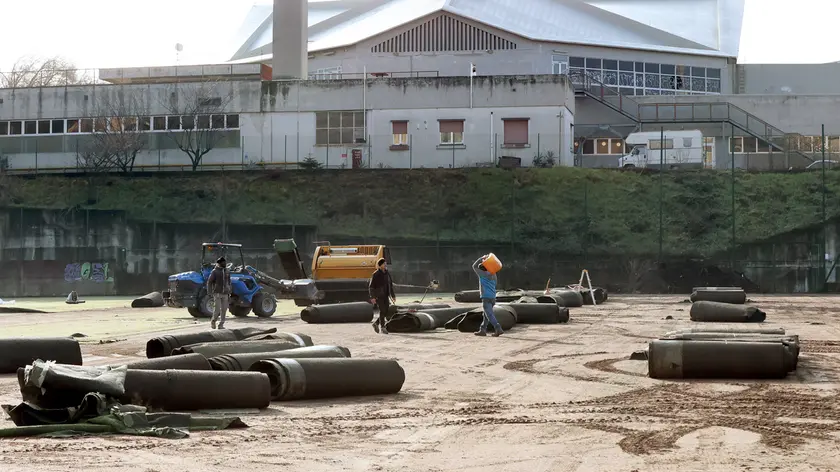 I lavori iniziati allo stadio Ferrini con la rimozione dell’erba sintetica (Foto Lasorte)