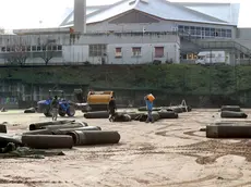 I lavori iniziati allo stadio Ferrini con la rimozione dell’erba sintetica (Foto Lasorte)