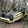 L'auto cappottata nel bosco