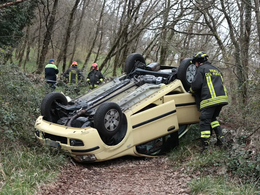 L'auto cappottata nel bosco