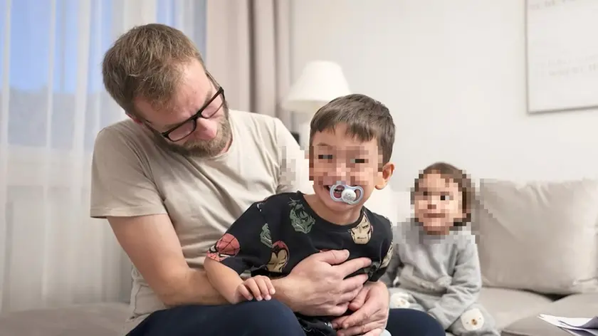 Il piccolo Raif Terzić tra le braccia del padre Haris, al centro di una storia che sta sollevando polemiche
