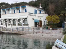Lo storico ristorante Dama Bianca che si affaccia sul mare e il porticciolo di Duino Foto Andrea Lasorte