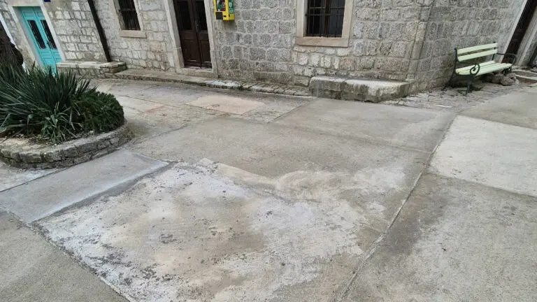 Cantieri a Ossero: pavimentazione con cemento di varie sfumature di grigio (foto Novi list)