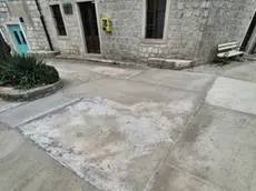 Cantieri a Ossero: pavimentazione con cemento di varie sfumature di grigio (foto Novi list)