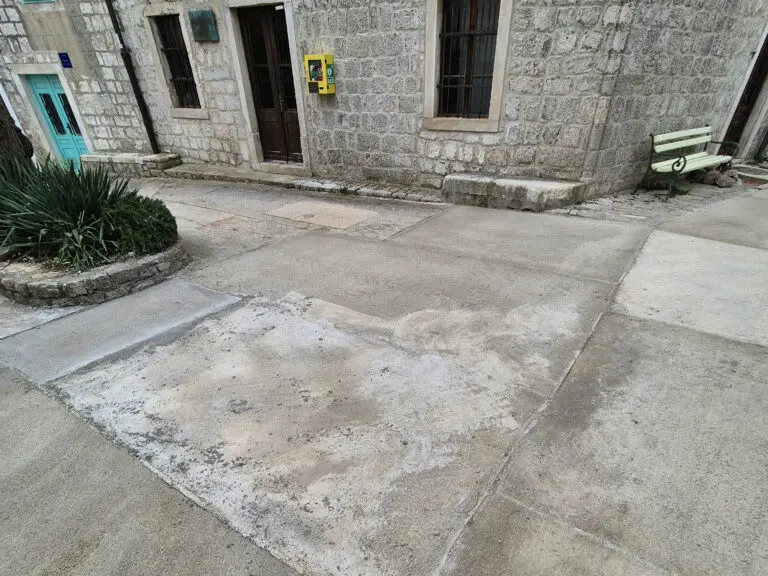 Cantieri a Ossero: pavimentazione con cemento di varie sfumature di grigio (foto Novi list)