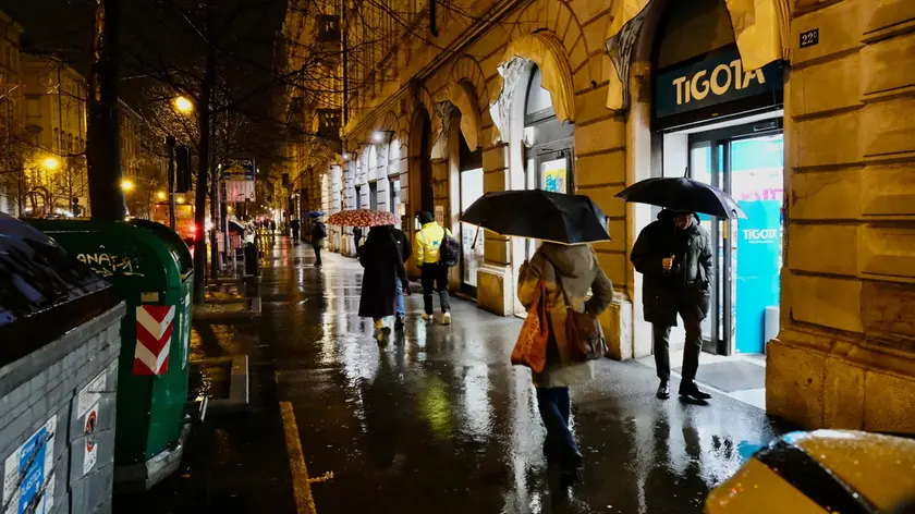 Il punto in via Battisti dov’è avvenuta l’aggressione (foto Silvano)