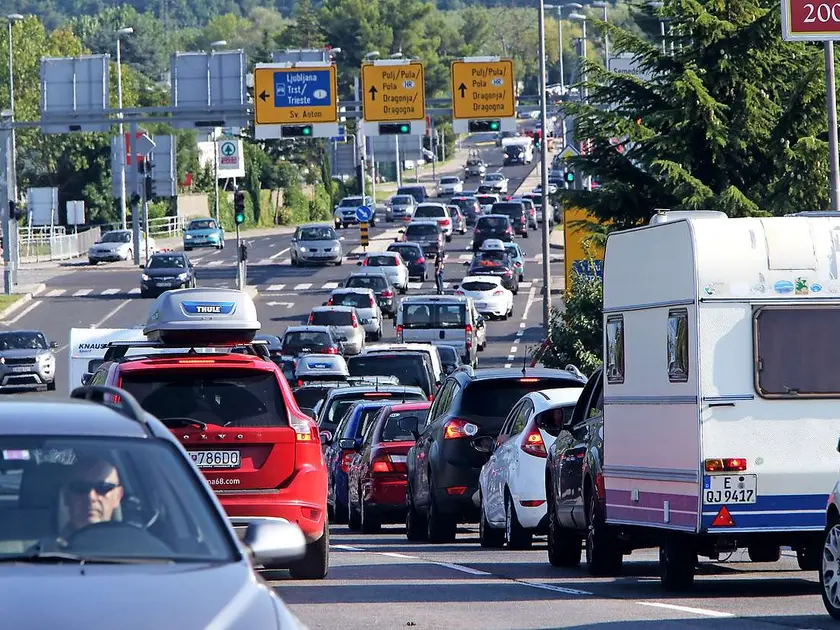 Una delle code nei pressi del confine tra Slovenia e Croazia dopo la reintroduzione dei controlli