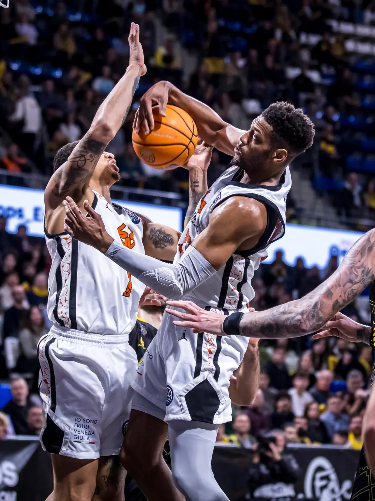 I biancorossi Jahmi'us Ramsey e Markel Brown. FOTO BCL