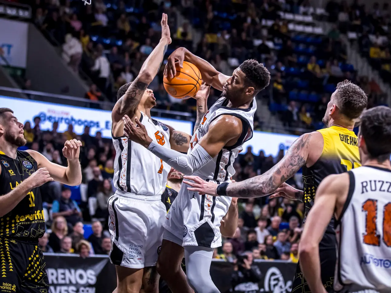 I biancorossi Jahmi'us Ramsey e Markel Brown. FOTO BCL