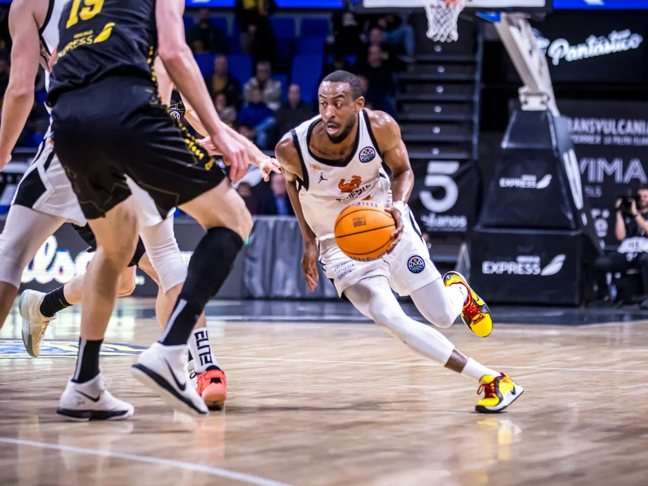 Markel Brown in azione alla Santiago Martin Arena di Tenerife (foto Bcl)